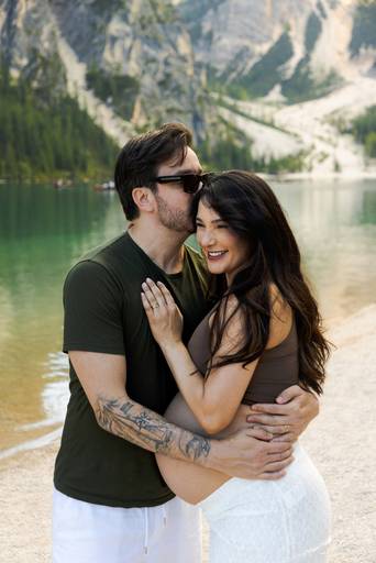 Casal feliz sorrindo em ensaio fotográfico na Itália