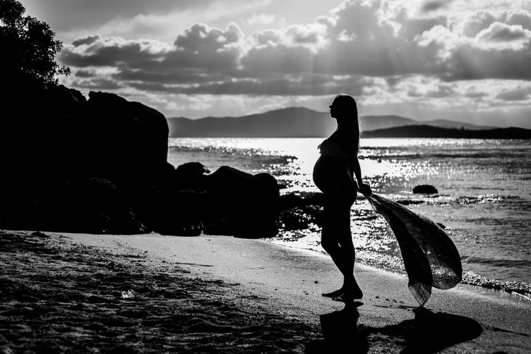 gestante com um pano numa foto preto e branca