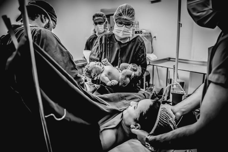 médica apresentando o bebê a mamãe