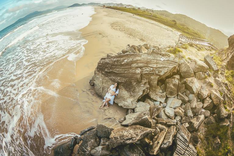 foto tirada de cima das pedras da gestante