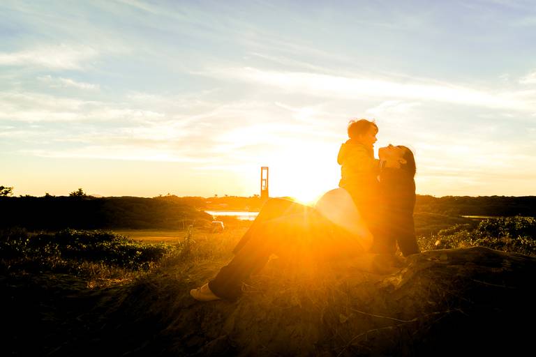 mamãe gestante brincando com o irmãzinho