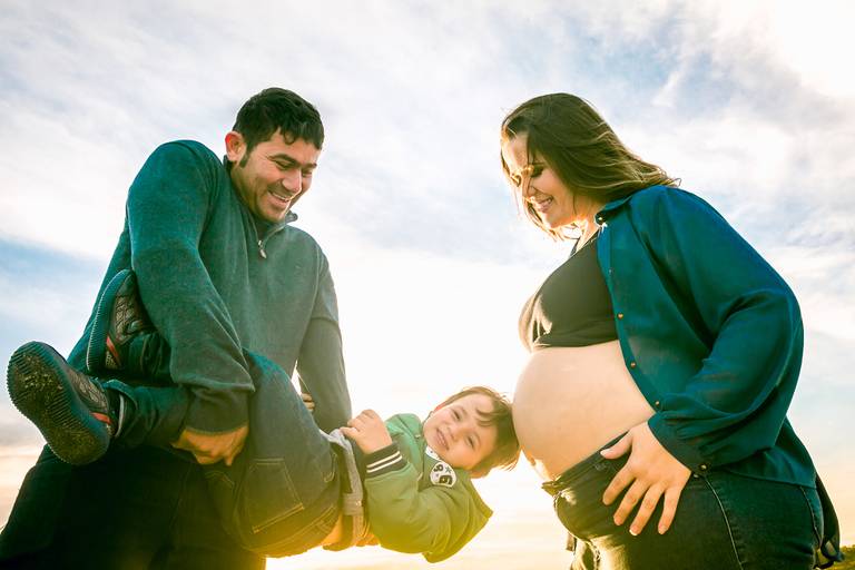 família brincando e celebrando a chegada do bebê