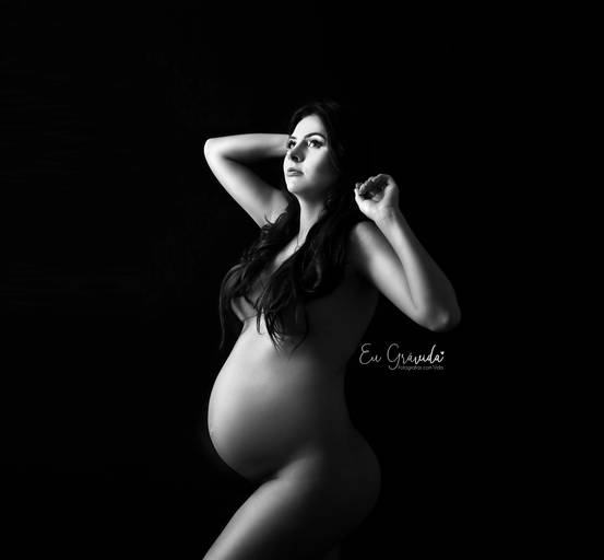 gestante ao natural para registra esse momento especial em estúdio fotográfico