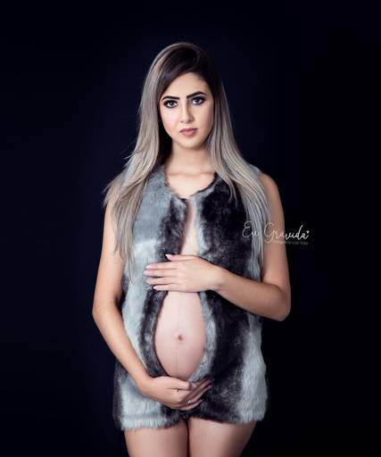 ensaio de gestante sensual e natural em estúdio