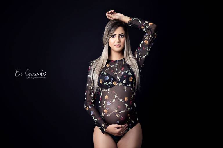 Book de gestante em estúdio com look exclusivo