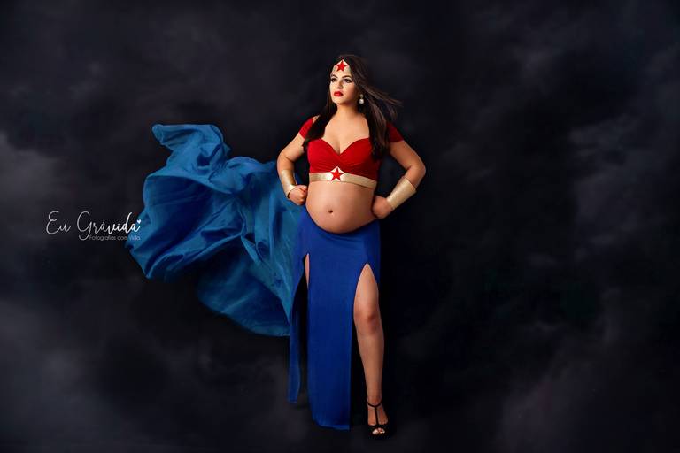 Book de gestante temático Marvel: Mulher Maravilha em estúdio em Curitiba 