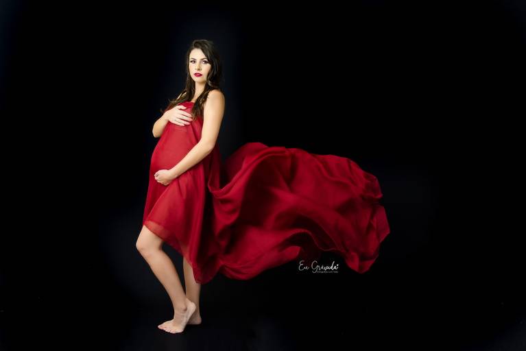 ensaio gestante com tecido esvoaçante em estúdio fotográfico