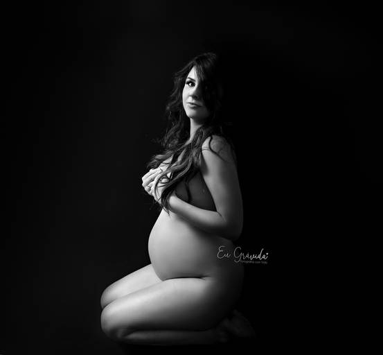 Ensaio fotográfico de gestante, natural, em estúdio em Curitiba- Paraná. fotografia p&b