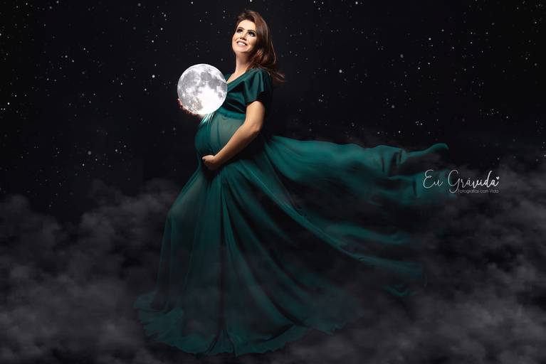 Ensaio fotográfico fantasia. gestante segurando a Lua