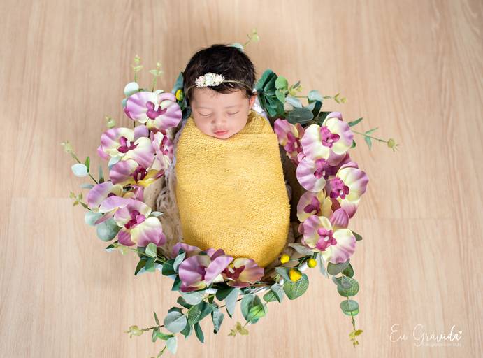 Ensaio Newborn de menina, natural com flores