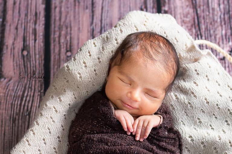 ensaio newborn de menino com sorriso em estúdio em Curitiba- Paraná