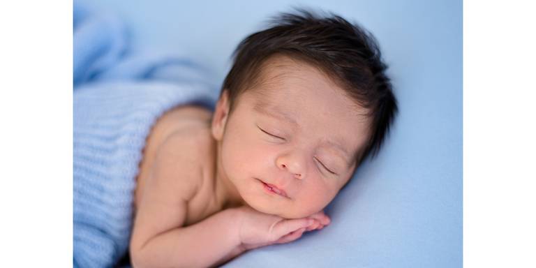 newborn no estudio fotografico Joyce Mendes Fotografia