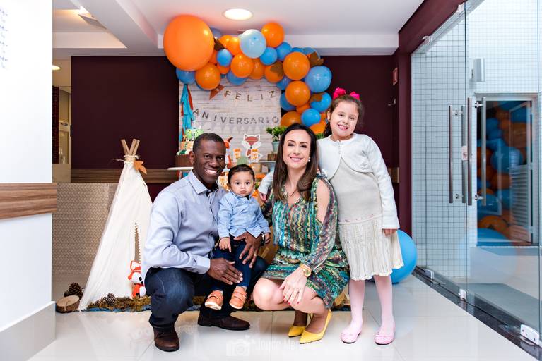 Família comemorando um ano de caçula com festa de raposa