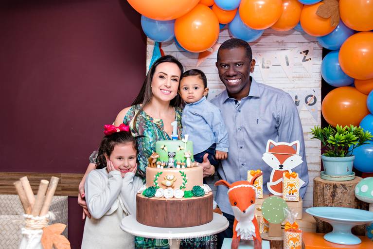 Família comemorando aniversário infantil em Curitiba Paraná