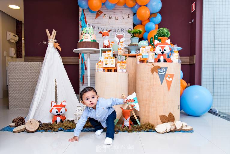 Aniversariante de um ano curtindo festa 