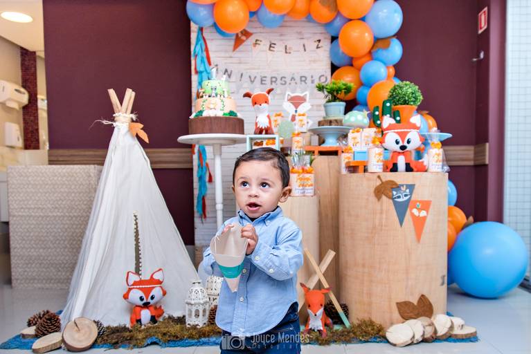 aniversariante de uma andando pela festa