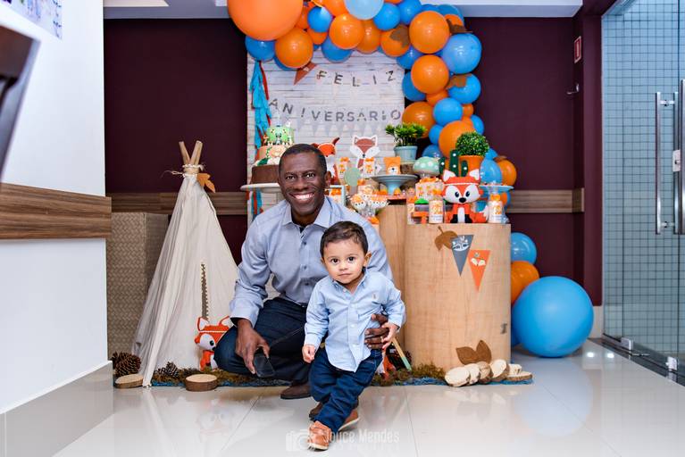 Pai e filho com roupas iguais para comemorar um ano em festa com tema Raposa