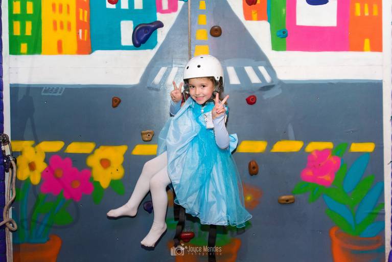 Aniversariante na Parede de escalada