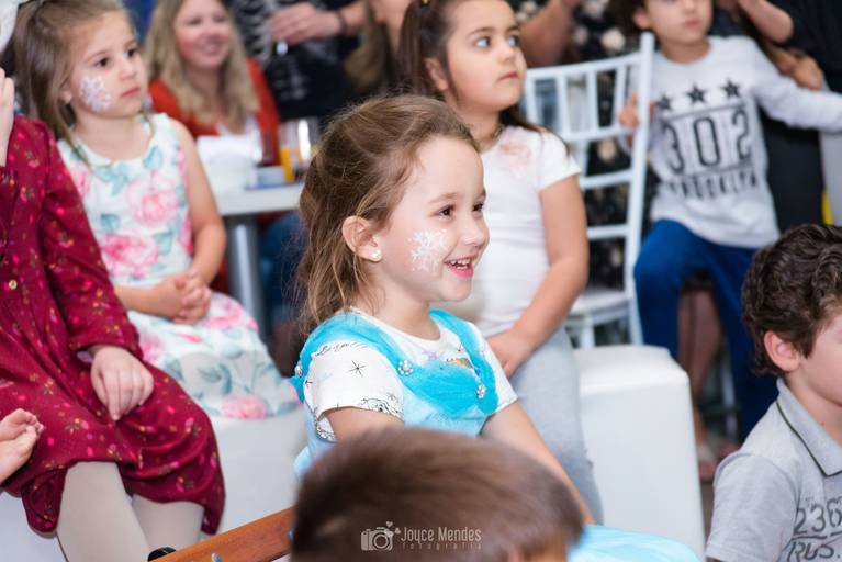 Felicidade da aniversariante com a apresentação dos personagens vivos da Frozen