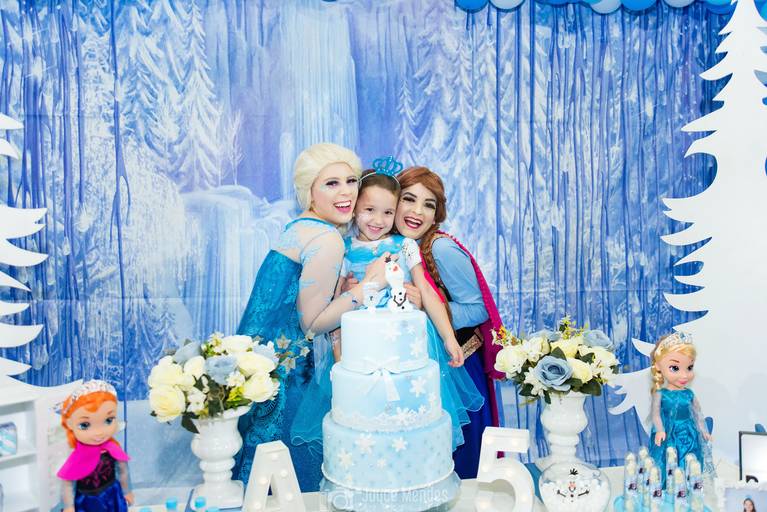 Aniversariante brincando com personagens Vivos Ana e Elza do filme Frozen