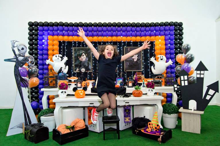 foto divertida de aniversariante dando um salto em festa de aniversário infantil com tema Hotel Transilvânia