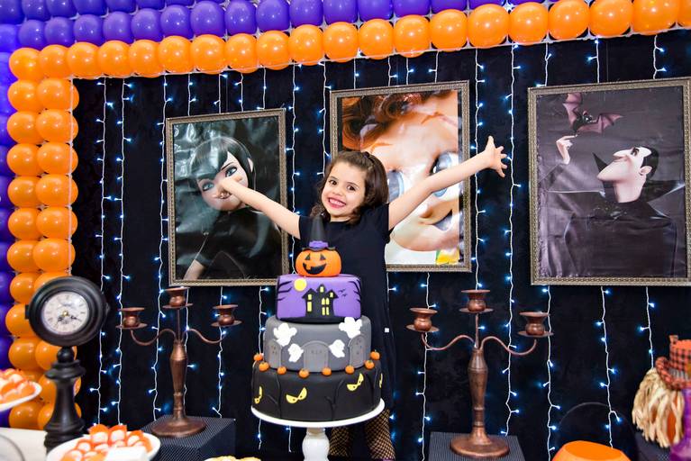 Aniversariante usando meia arrastão e all star vermelho em sua festa de aniversário infantil com o tema Hotel Transilvânia