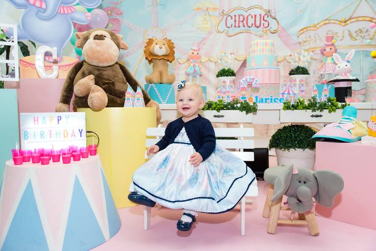 aniversariante em sua festa com o tema circo rosa