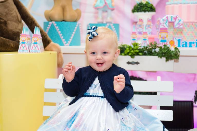 alegria da aniversariante em sua festa com o tema circo rosa