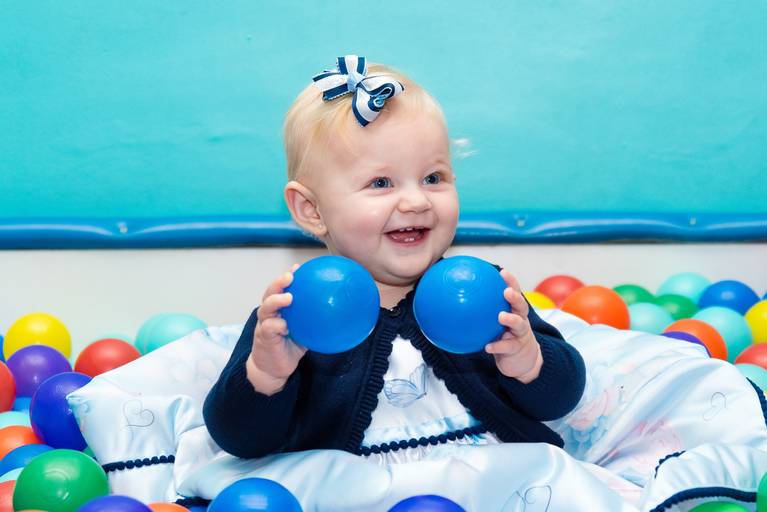 Aniversariante brincando em piscina de bolinha em seu aniversario de um ano