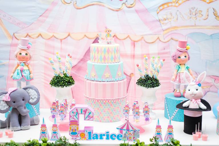 Decoração circo rosa com personalizados e papelaria