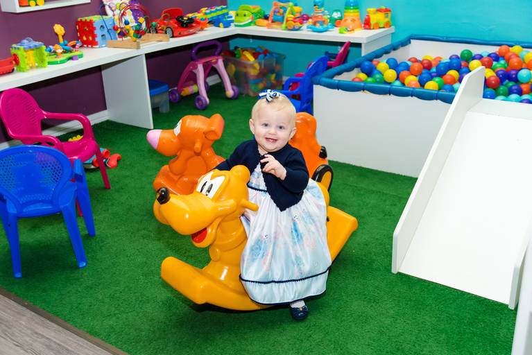 aniversariante aproveitando a aréa baby em seu aniversário de um ano