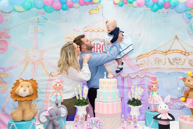 pais se divertem em aniversário infantil de menina com tema circo rosa