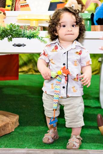 Bebê de um ano andando em seu aniversario