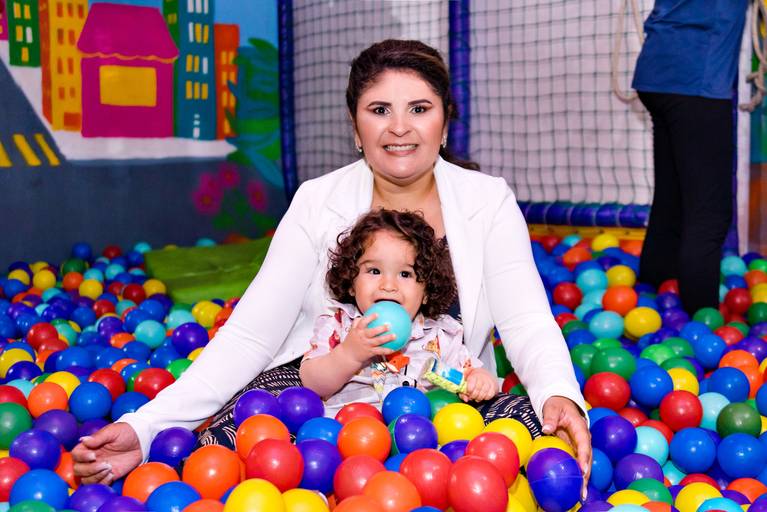 Mãe e filhos brincando na piscina de bolinha em aniversário infantil em Curitiba