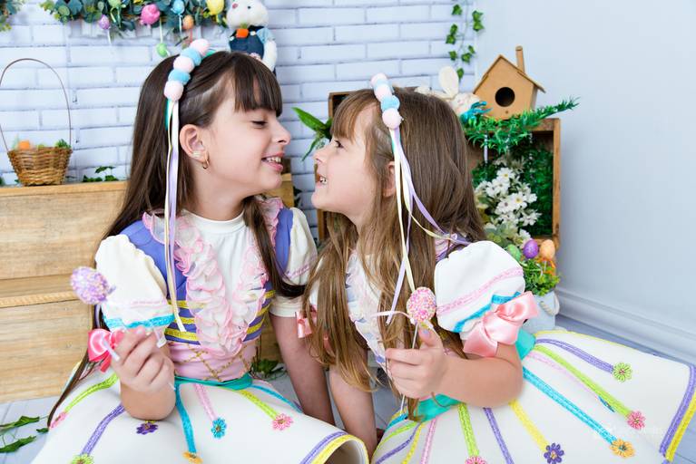 diversão entre irmãs em ensaio fotografico tematico de páscoa em curitiba com a fotografa joyce mendes