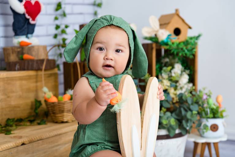 bebe em ensaio de páscoa divertido com figurino em estudio fotografico