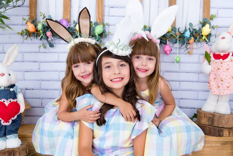 diversão entre irmãs em ensaio fotografico tematico de páscoa em curitiba - estudio joyce mendes fotografia