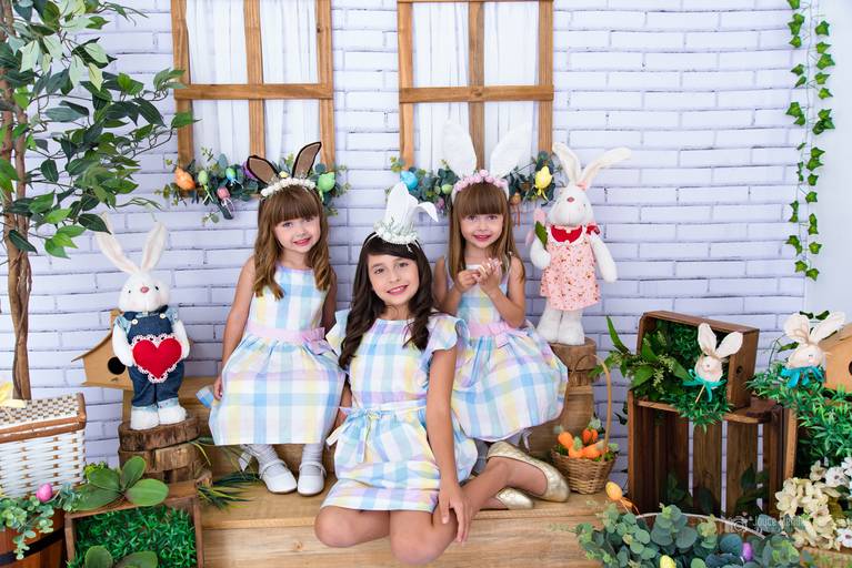 diversão entre irmãs em ensaio fotografico tematico de páscoa em curitiba 