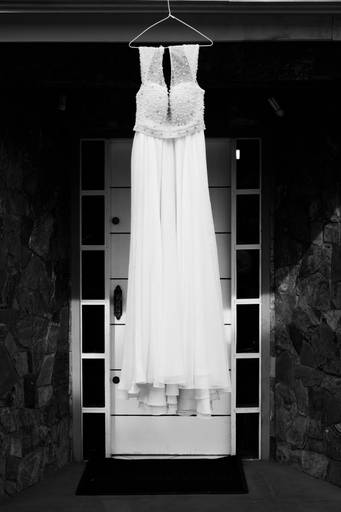 Vestido na noiva fotografado por Marco Godinho fotógrafo de casamento em Curitiba durante a sessão de making of da noiva