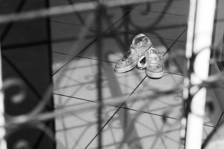 Detalhe do sapato da noiva na sessão de making of na fotografia por Marco Godinho fotógrafo de casamento em Curitiba