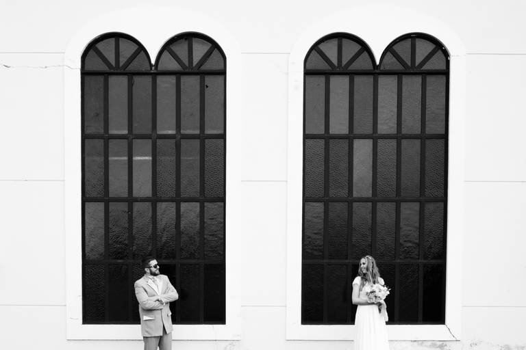 Os noivos posam para o fotógrafo Marco Godinho na sessão de fotografias de pós casamento ao lado da capela Santa Rita de Cássia no Bairro Alto em Curitiba