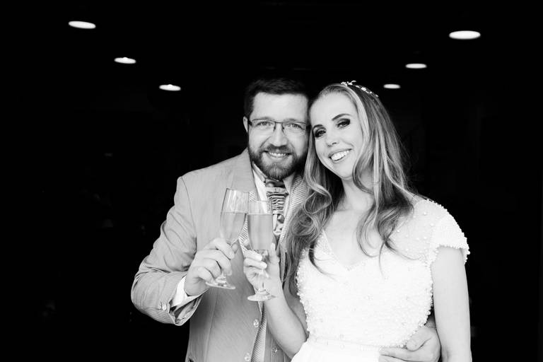 Fotografia dos noivos brindando o casamento onde posam para o fotógrafo Marco Godinho em frente ao Zabot Restaurante em Curitiba