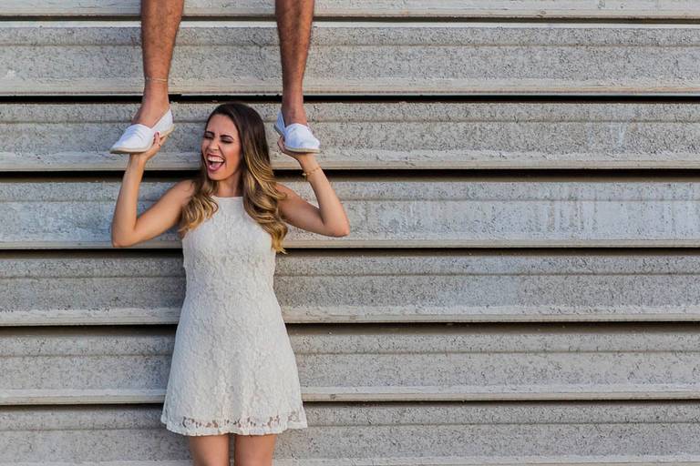 Noiva fazendo força para segurar o noivo, ensaio feito em Pedro Leopoldo / MG