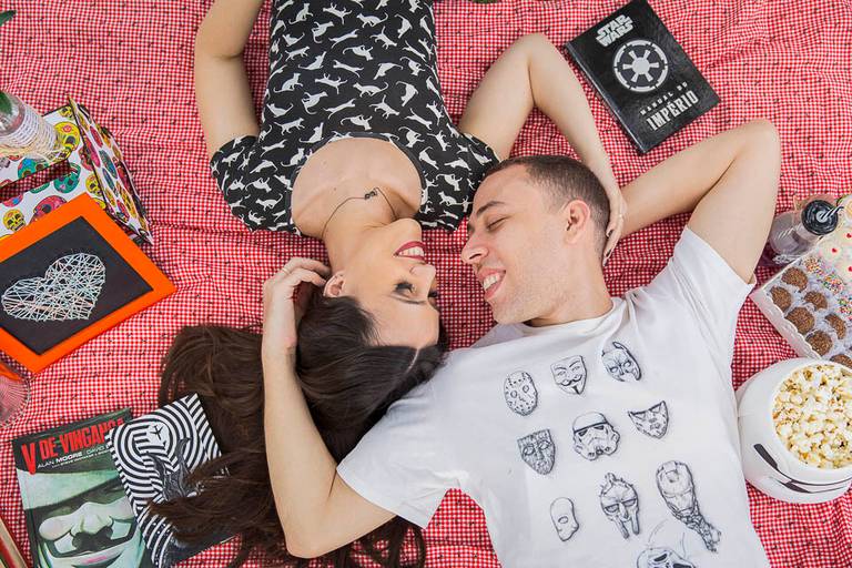 Alegria dos noivos com o ensaio feito na PUC Minas, Belo Horizonte. Picnic com o casal Heliene e Bruno