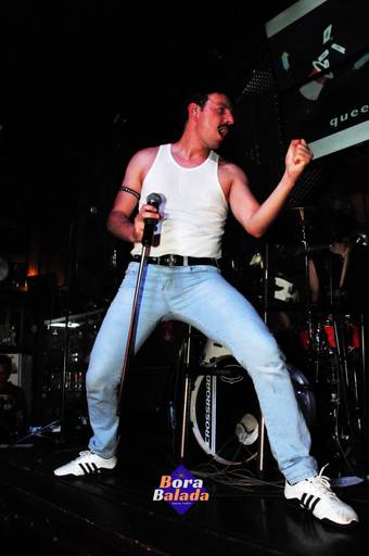 Show com a banda Queen Tribute Brazil - Roger Santorini.