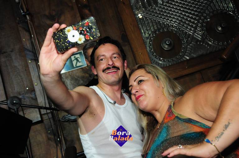Show com a banda Queen Tribute Brazil - Roger Santorini.