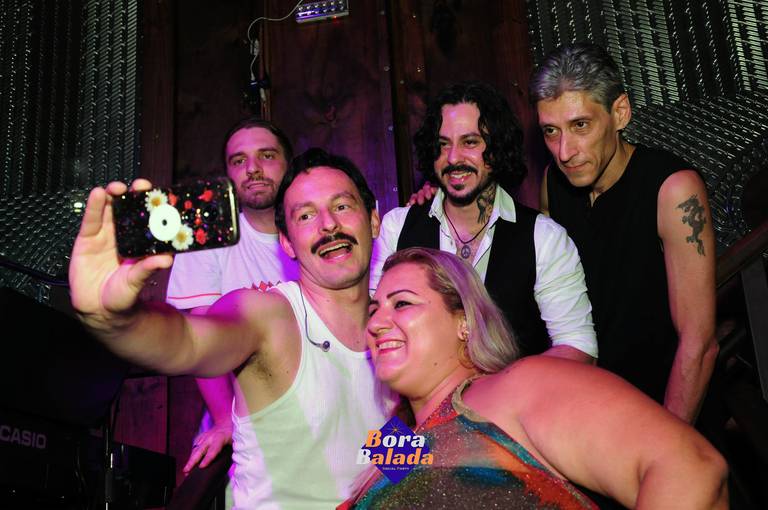 Show com a banda Queen Tribute Brazil - Roger Santorini.