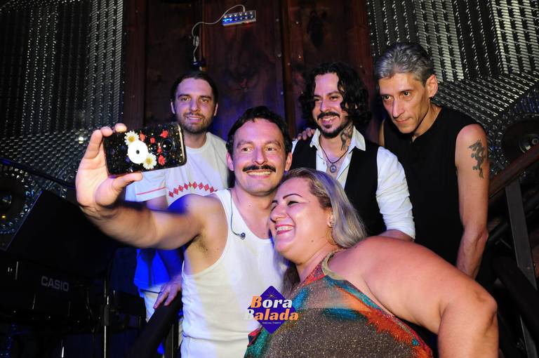 Show com a banda Queen Tribute Brazil - Roger Santorini.