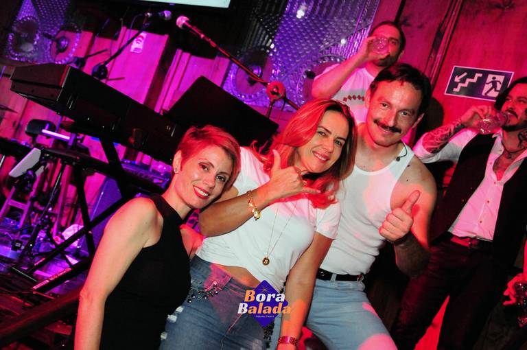 Show com a banda Queen Tribute Brazil - Roger Santorini.