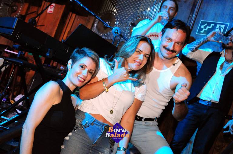 Show com a banda Queen Tribute Brazil - Roger Santorini.